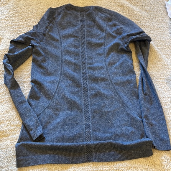 Lululemon lot of six tops various sizes - Picture 13 of 13